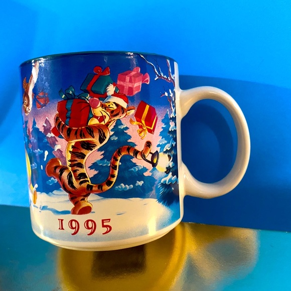 DISNEY STORE VTG 1995 CHRISTMAS WINNIE THE POOH COLLECTIBLE CERAMIC MUG - Picture 4 of 13